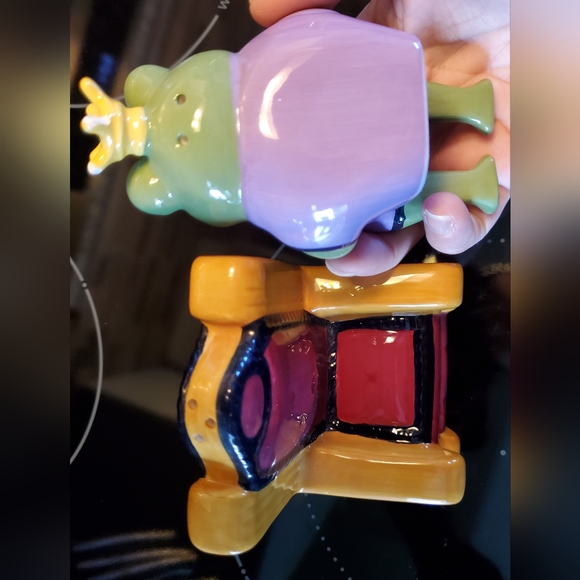 Frog Prince on Throne Nesting / Stacking Salt and Pepper Set - Picture 8 of 9